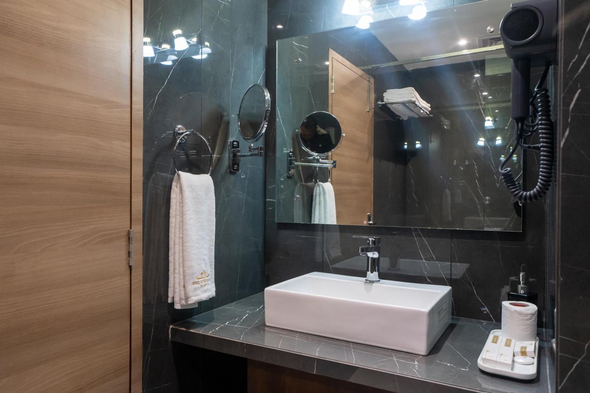 De Crown Inn Jogikuti Dış mekan fotoğraf